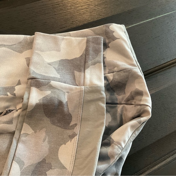 Athleta Essex Tight and Matching All in Motion Bra
Gray Camo
Size Small - Picture 12 of 13
